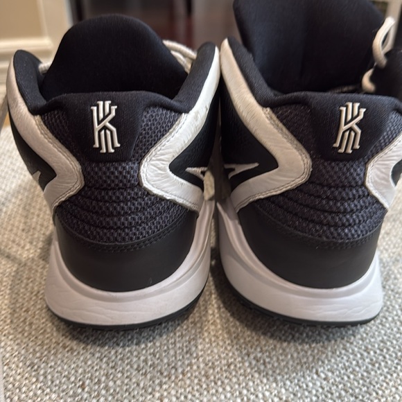 Basketball shoes - Picture 5 of 5